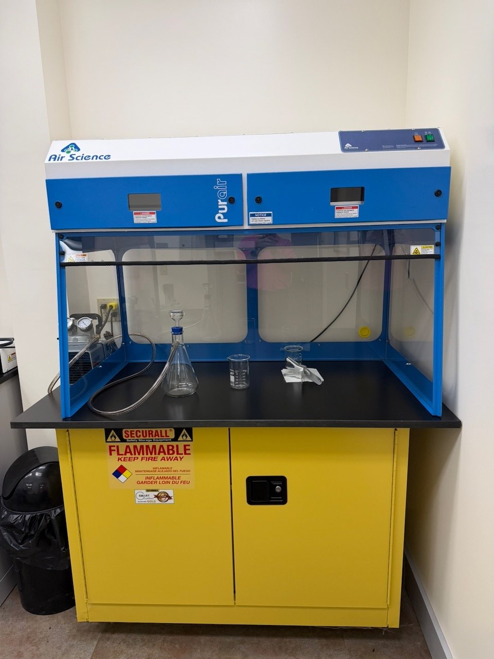 Sample extraction fume hood