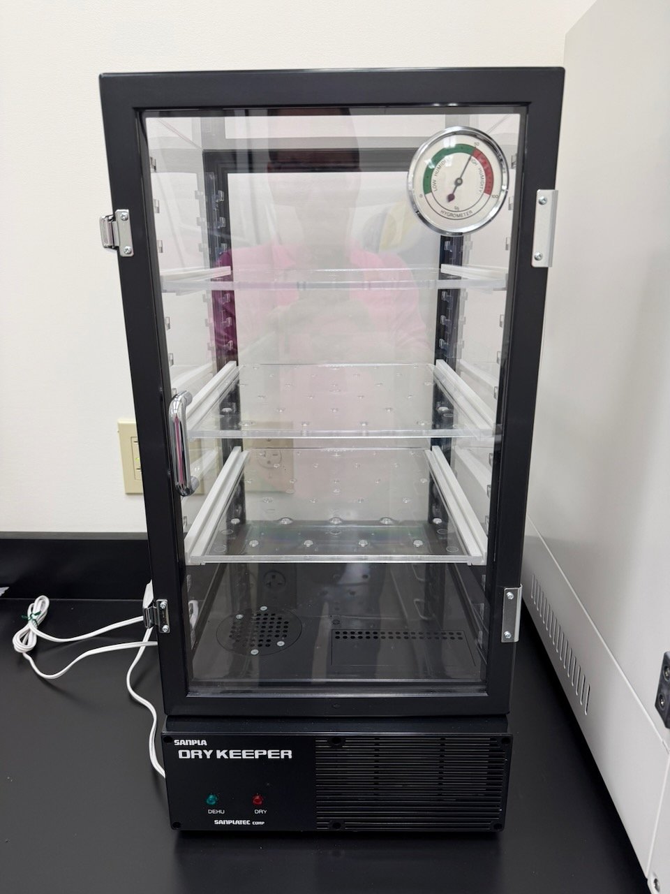 Desiccator cabinet